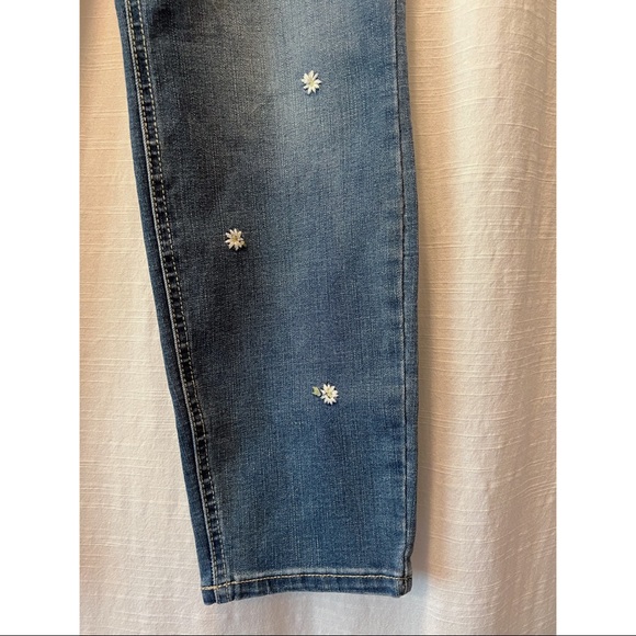 LC Lauren Conrad | Daisy Embroidered Skinny Jeans - Picture 7 of 7